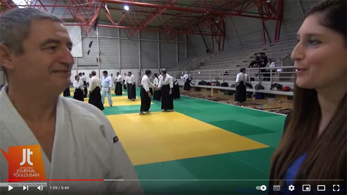 Le maître d'aïkido Alain Peyrache répond aux questions d'une interview vidéo